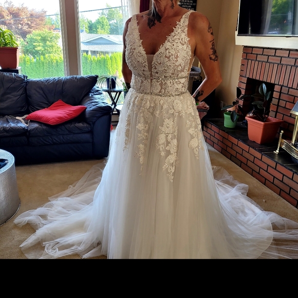 Never worn!! WEDDING DRESS,  Size 10/12 . - Picture 3 of 4